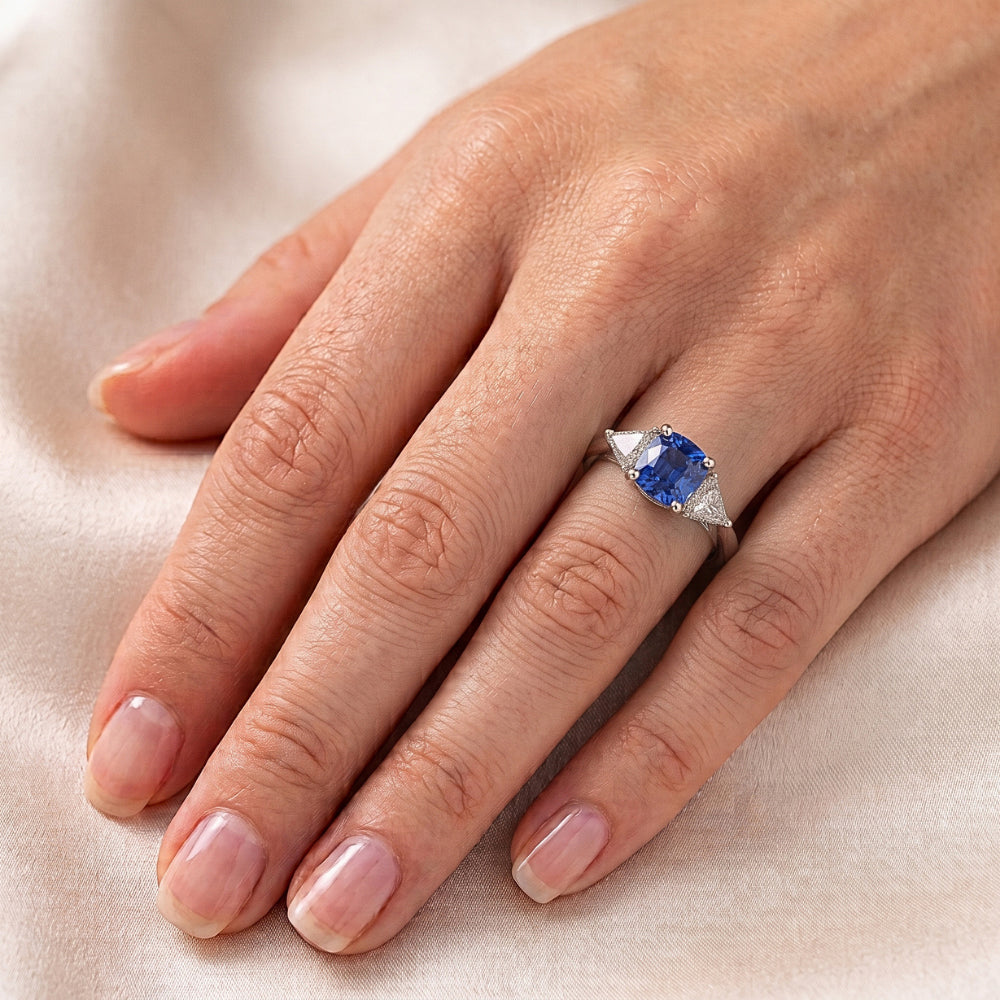 Anello con 3 pietre cuscino con zaffiro blu 1,50 trilioni di carati di diamanti e oro bianco 14K