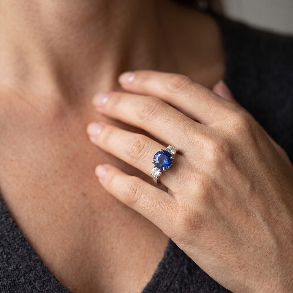 Anello con 3 pietre di diamante. zaffiro dello Sri Lanka. taglio rotondo. 2.50 carati