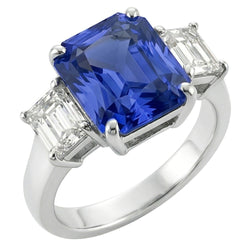 Anello con 3 pietre di diamante. zaffiro radiante e smeraldo a forma di 3.50 carati