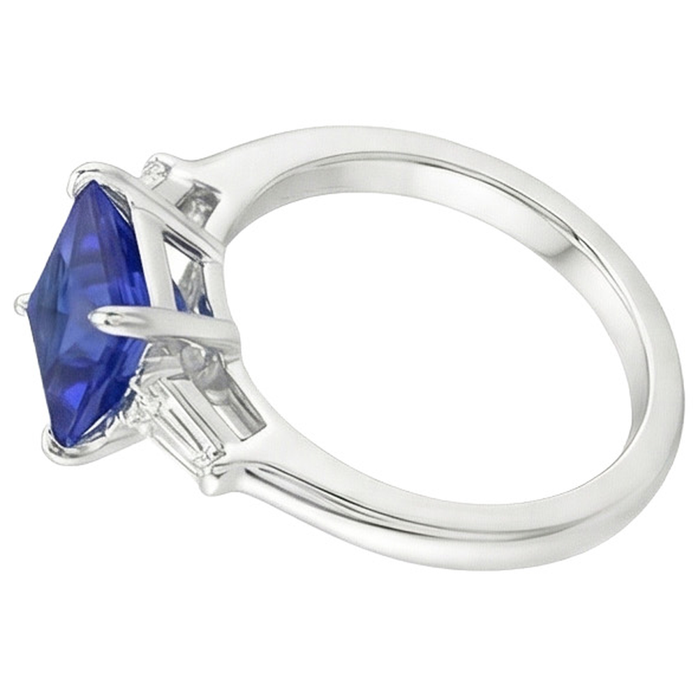 Anello con 3 pietre di diamanti. zaffiro blu principessa e baguette 5.50 carati