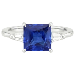 Anello con 3 pietre di diamanti. zaffiro blu principessa e baguette 5.50 carati