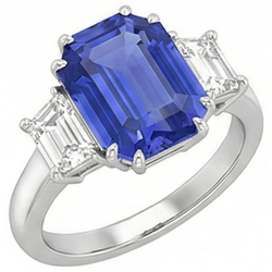 Anello con 3 pietre di smeraldo e diamante trapezoidale con zaffiro di Ceylon 3 carati