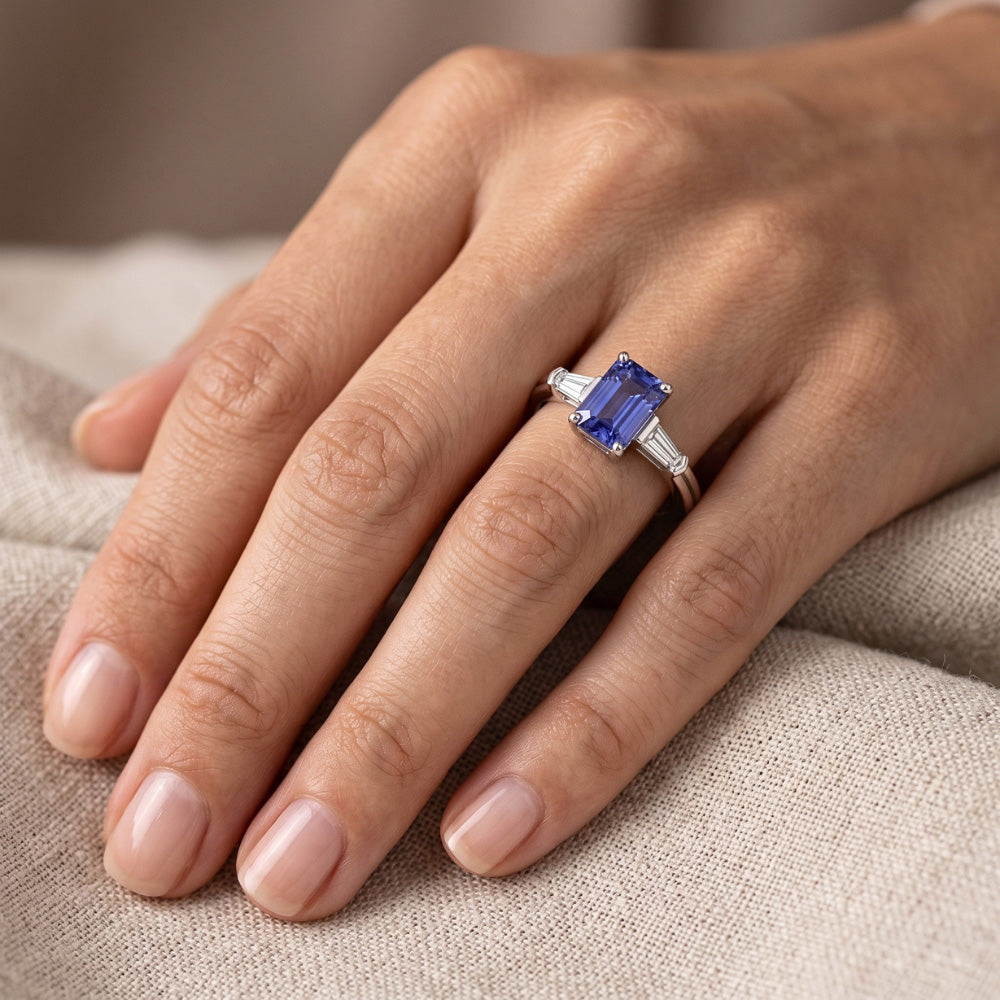 Anello con 3 pietre di smeraldo e zaffiro blu con diamanti baguette 2.25 carati