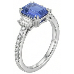 Anello con 3 pietre di smeraldo e zaffiro di Srilanka e pavé di diamanti 3.50 carati