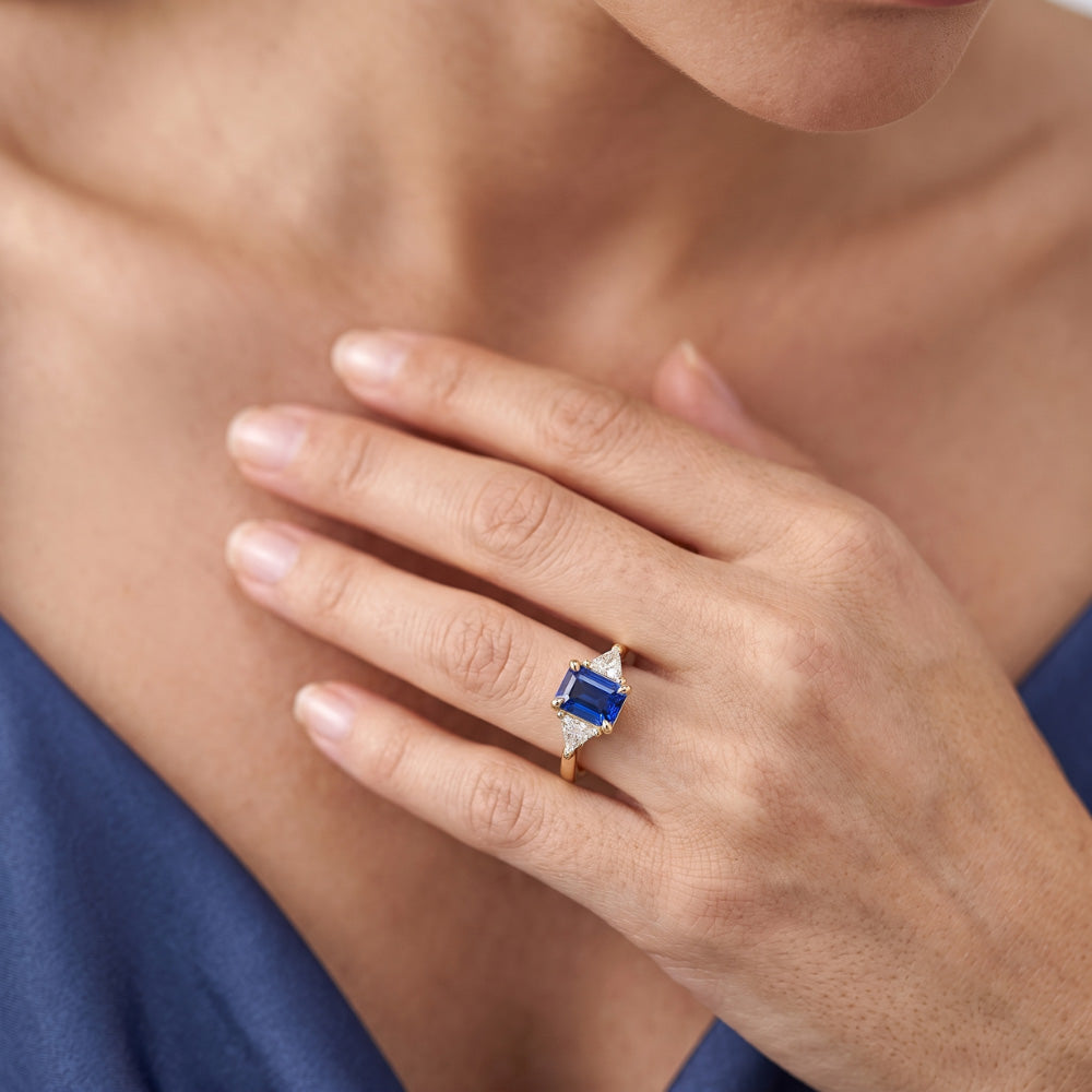Anello con 3 pietre di zaffiro blu smeraldo con trilioni di diamanti da 2,50 carati