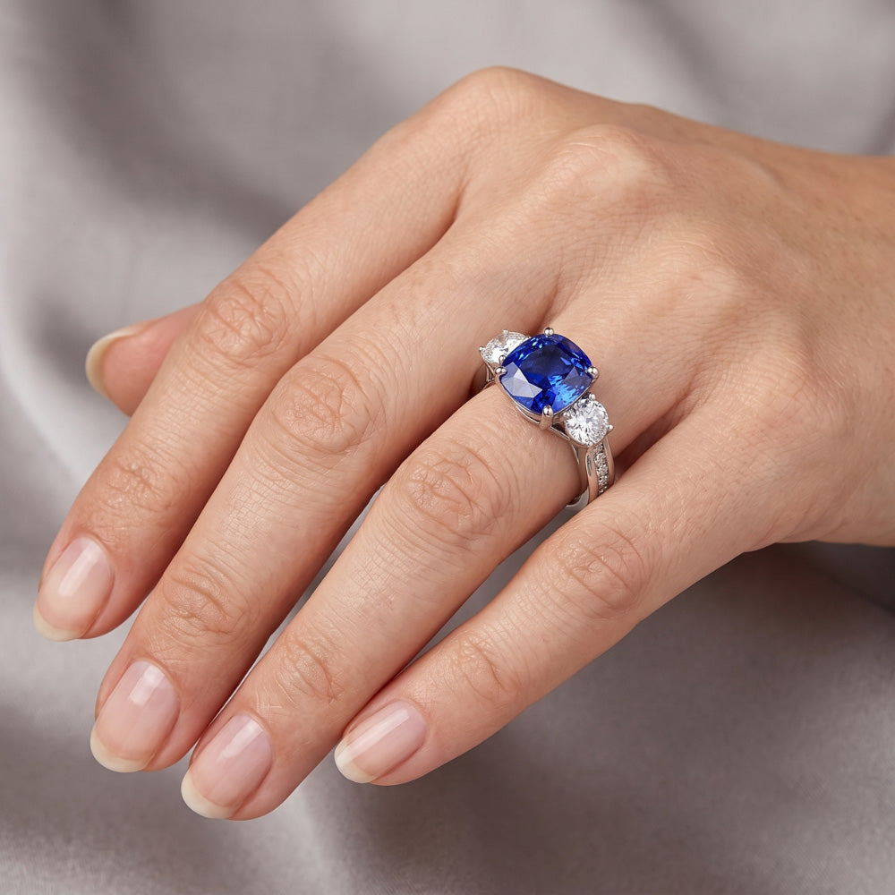 Anello con 3 pietre preziose in stile cuscino zaffiro e diamanti 3.50 carati