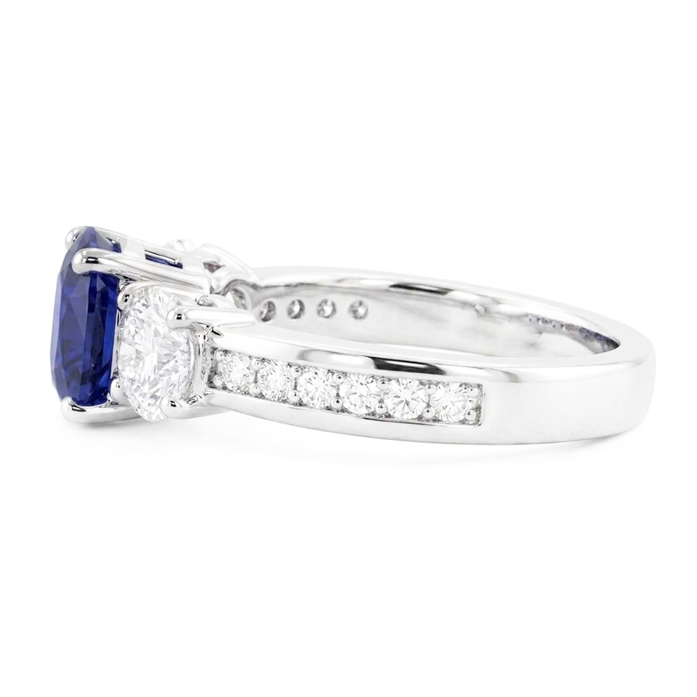 Anello con 3 pietre preziose in stile cuscino zaffiro e diamanti 3.50 carati