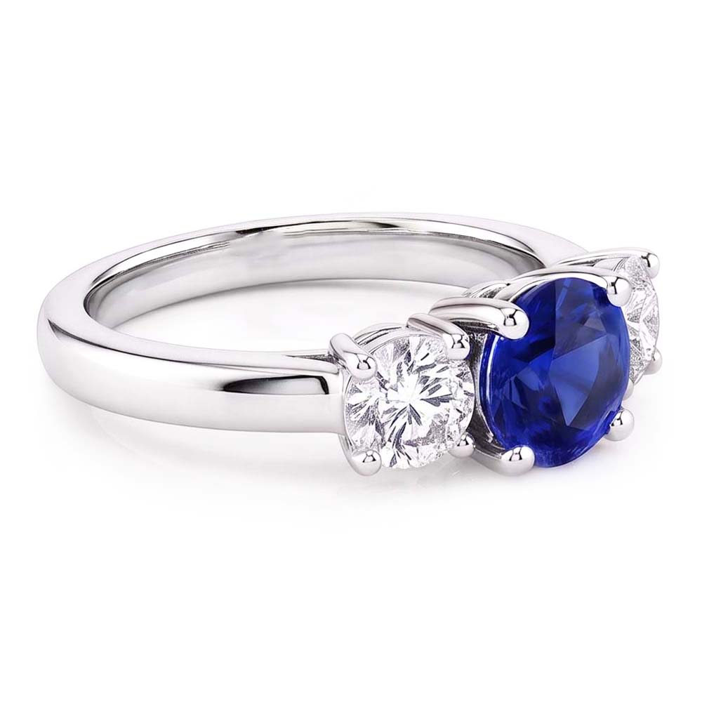 Anello con 3 pietre preziose. zaffiro rotondo dello Sri Lanka. diamante da 2.50 carati