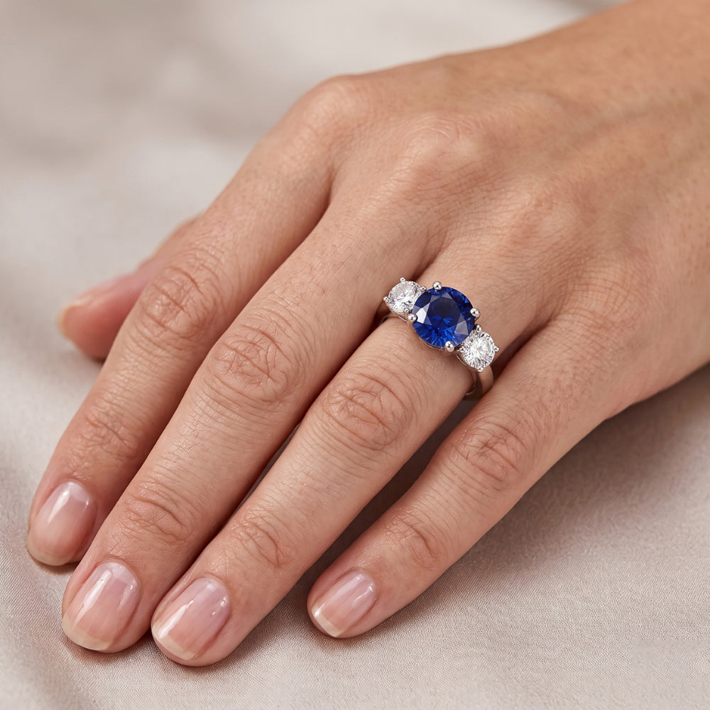 Anello con 3 pietre preziose. zaffiro rotondo dello Sri Lanka. diamante da 2.50 carati