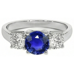 Anello con 3 pietre rotonde con zaffiri blu e diamanti. 4 carati. incastonati in oro 14K