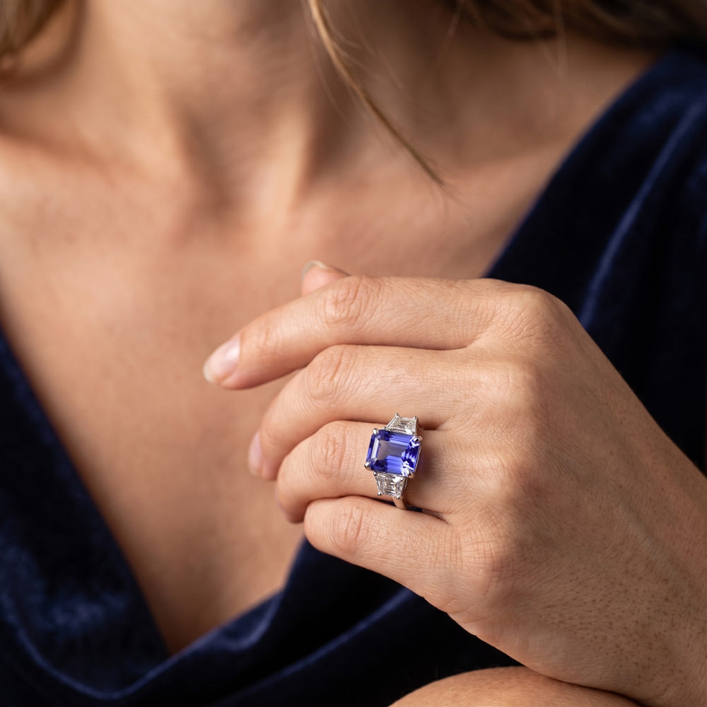 Anello con 3 pietre scintillanti e brillanti con zaffiro dello Sri Lanka 3.50 carati