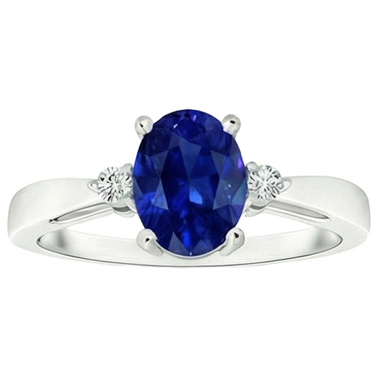 Anello con 3 pietre. zaffiro blu ovale e diamante. gambo affusolato da 4.75 carati