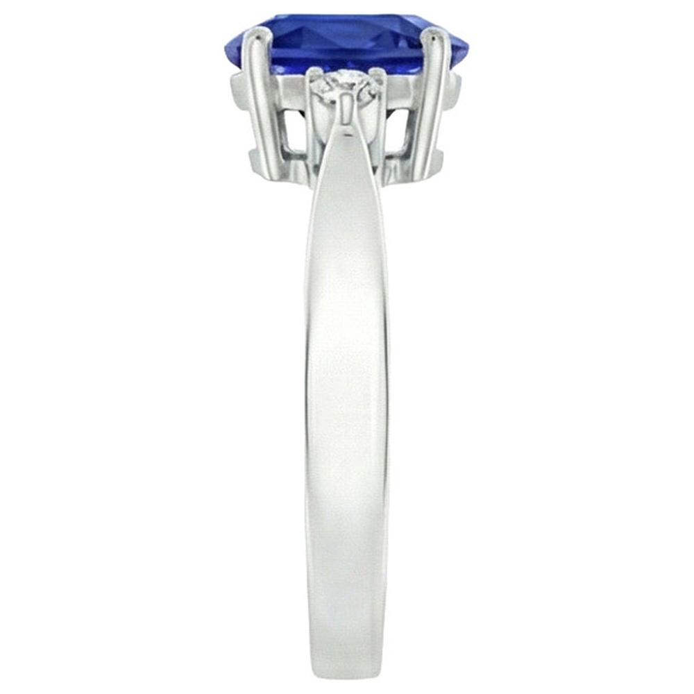 Anello con 3 pietre. zaffiro blu ovale e diamante. gambo affusolato da 4.75 carati