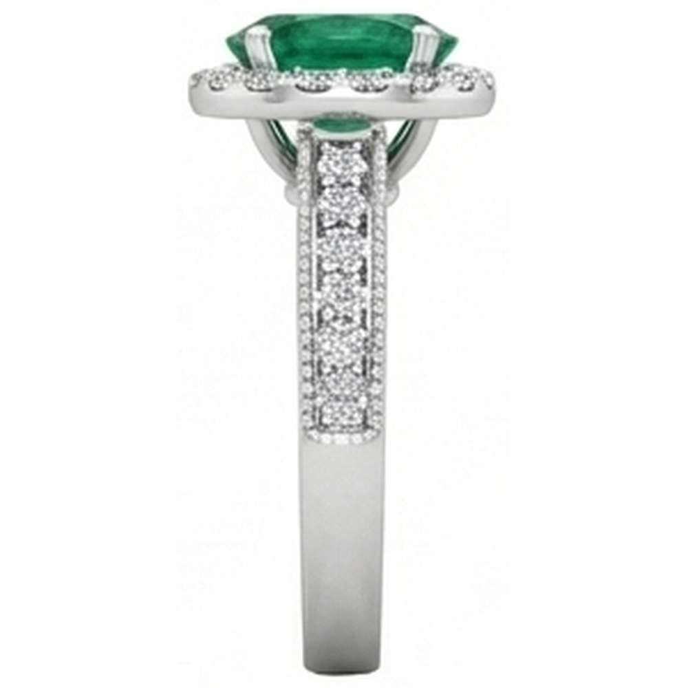 Anello con Verde smeraldo a taglio ovale e diamanti tondi da 4.75 carati in oro bianco 14 carati