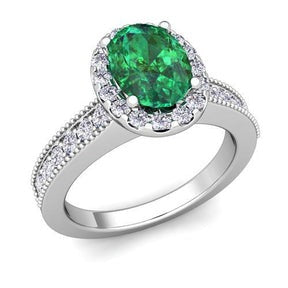 Anello con Verde smeraldo a taglio ovale e diamanti tondi da 4.75 carati in oro bianco 14 carati