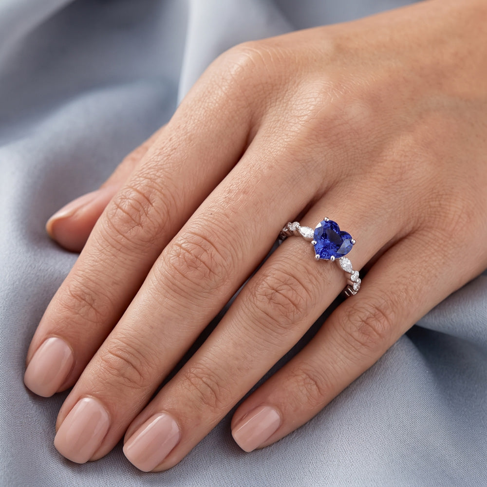 Anello con Zaffiro Blu Cuore 3 Carati e Diamante Naturale Autentico ( non creato in laboratorio ) Marquise & Round in oro bianco 14K