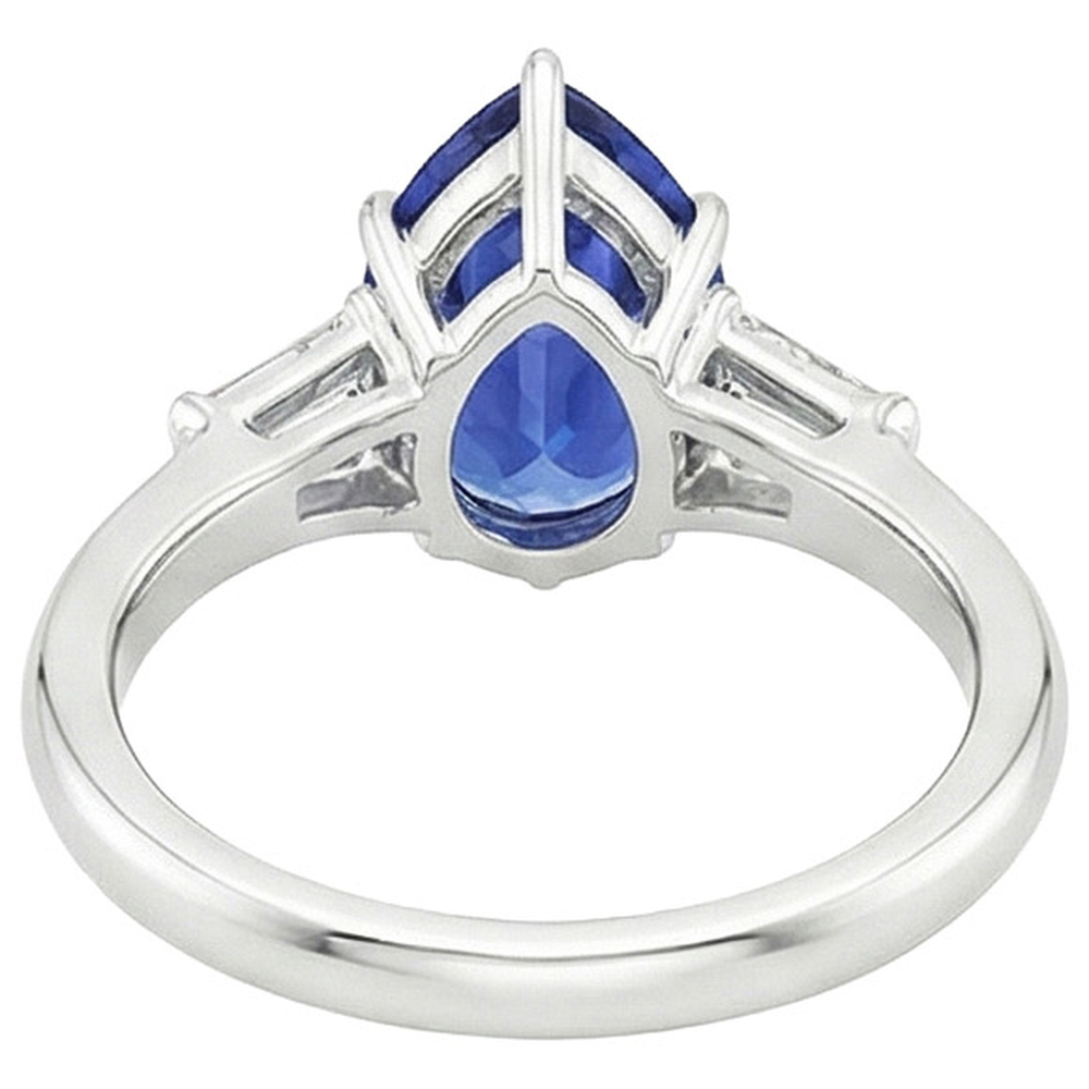 Anello con Zaffiro Blu Pera 3 Carati e Diamanti Baguette Tre Pietre in oro bianco 14 carati