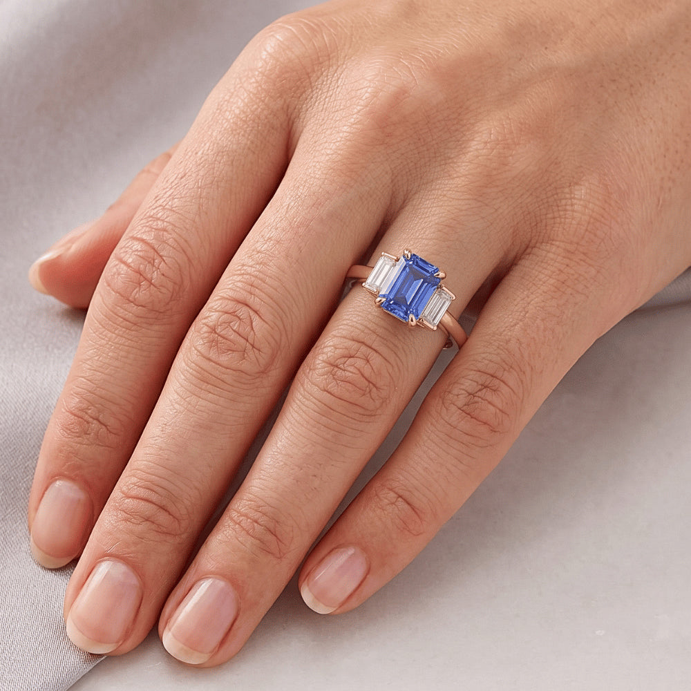 Anello con Zaffiro Blu Radiante Carati 2.50 e Diamanti Naturali Autentici ( non creati in laboratorio ) Baguette 3 Pietre