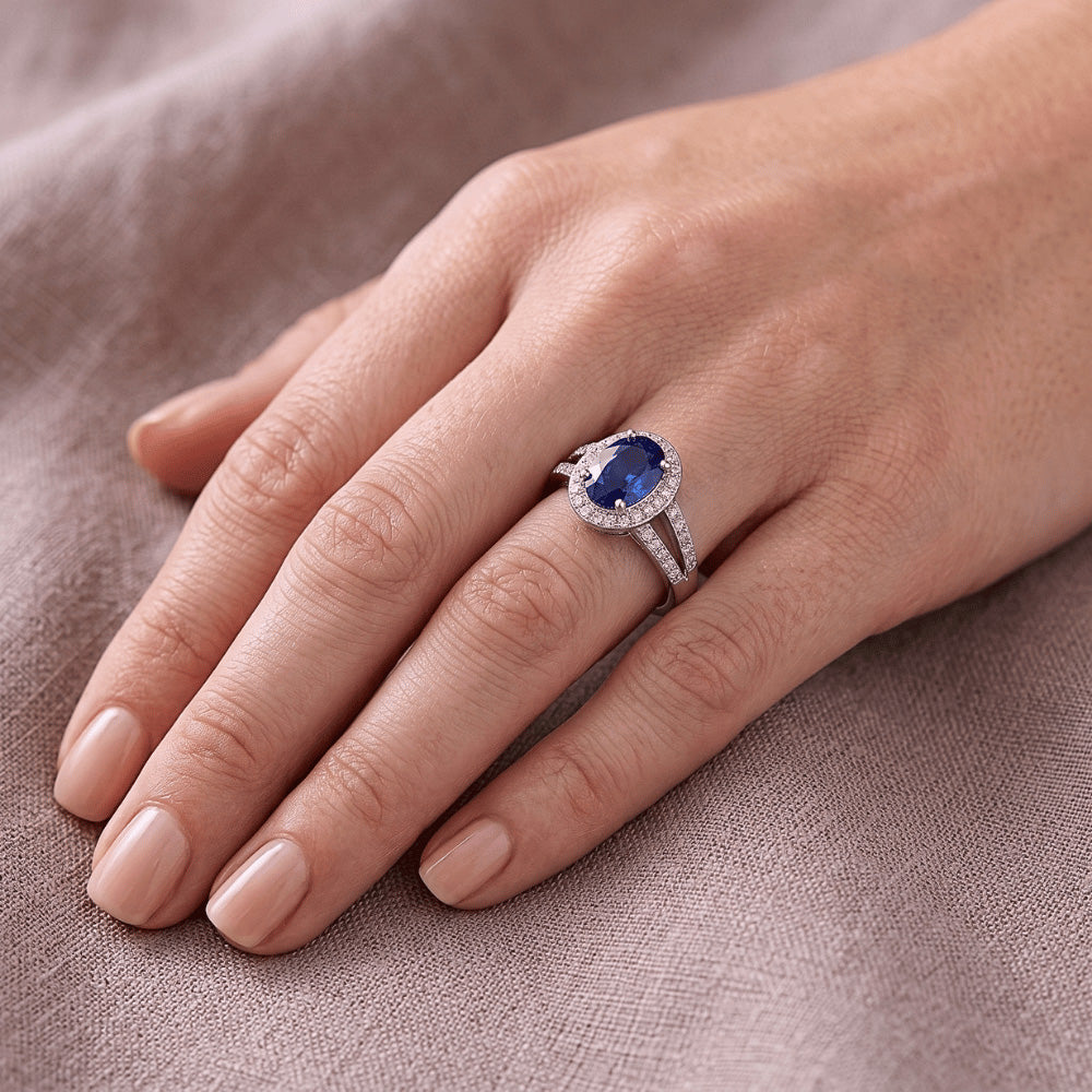 Anello con Zaffiro Ovale Sri Lanka 3,50 Carati e Diamanti Naturali Autentici ( non creati in laboratorio ) Rotondi in Oro Bianco 14K