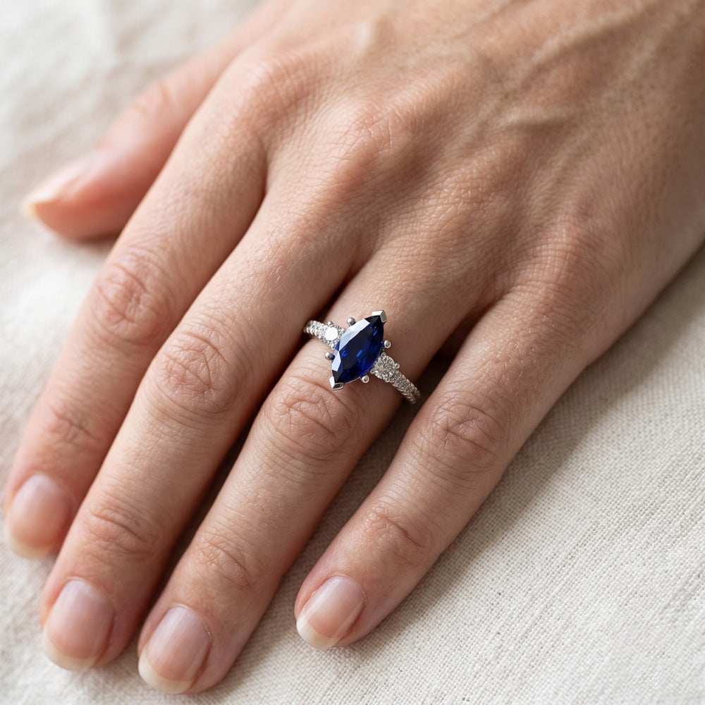 Anello con Zaffiro Taglio Marquise