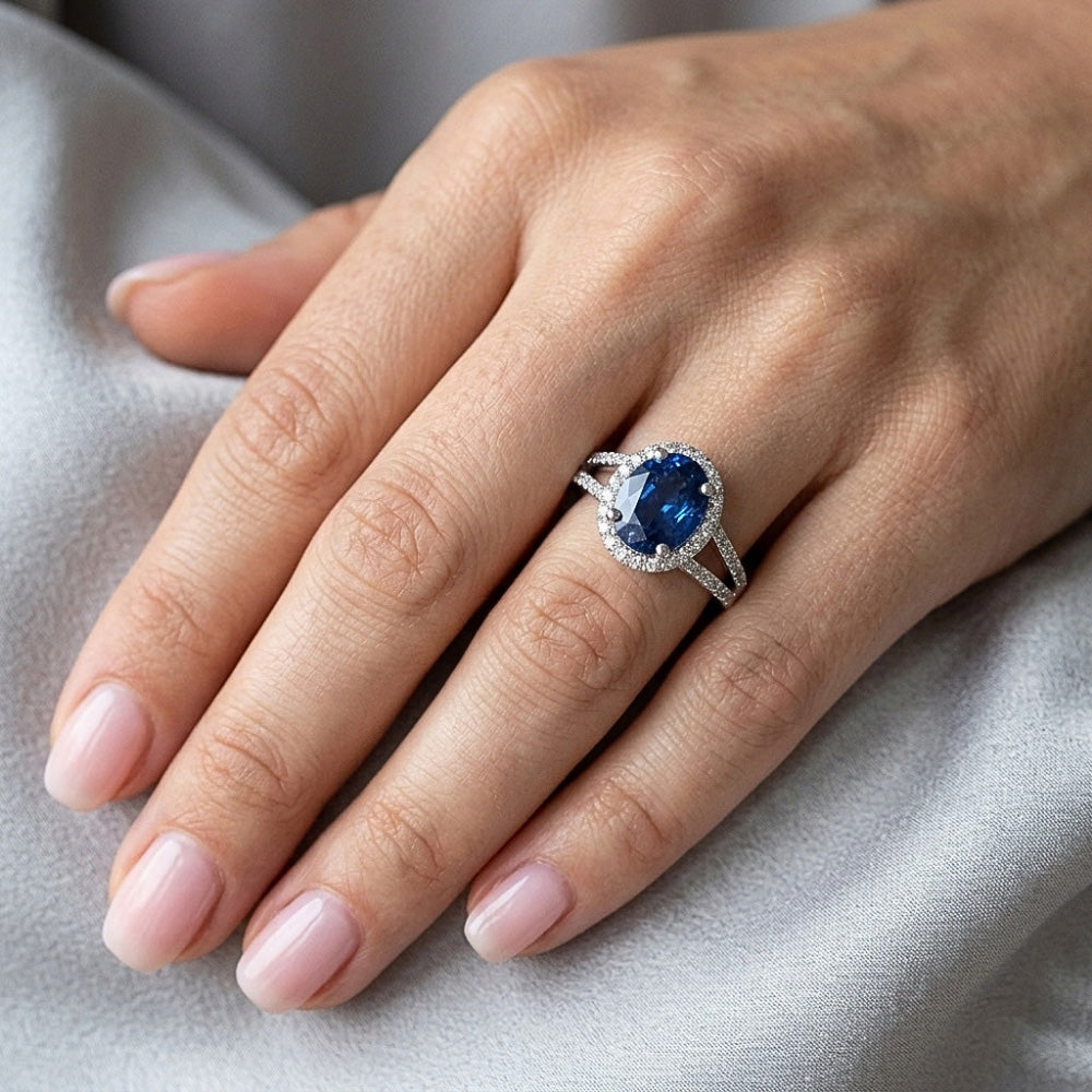 Anello con accenti di zaffiro blu ovale da 3,50 carati e diamanti in oro bianco 14 carati