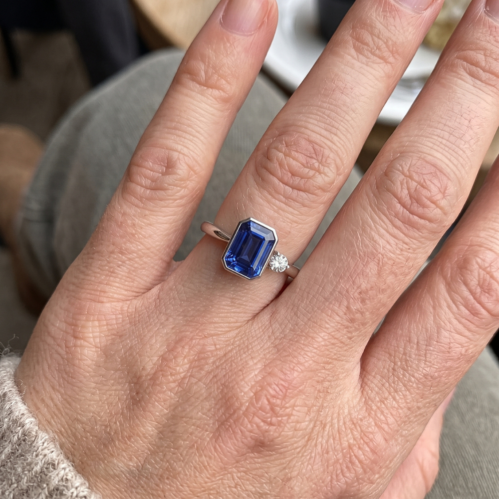 Anello con castone con diamanti rotondi incastonato con zaffiro blu. gambo affusolato da 1.75 carati