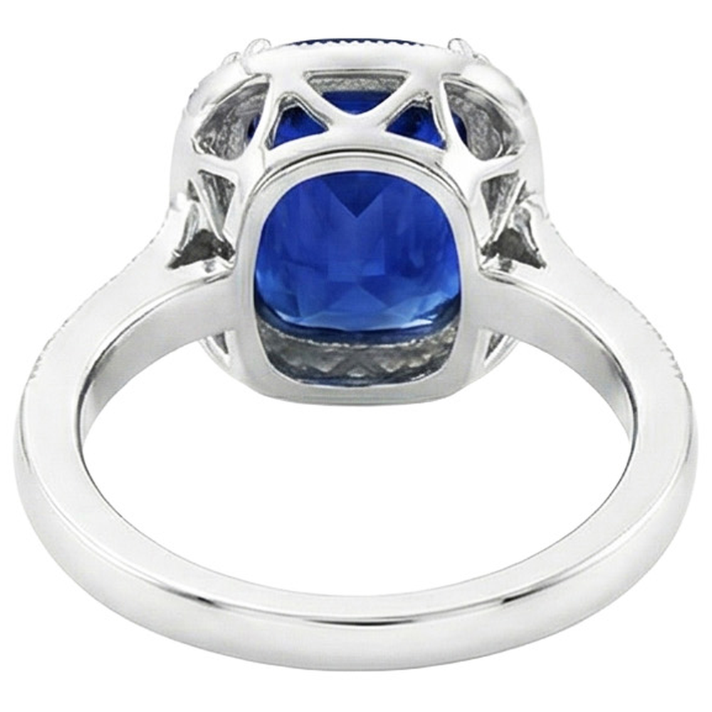 Anello con cuscino in zaffiro blu e diamanti a taglio rotondo da 4,55 carati WG 14K