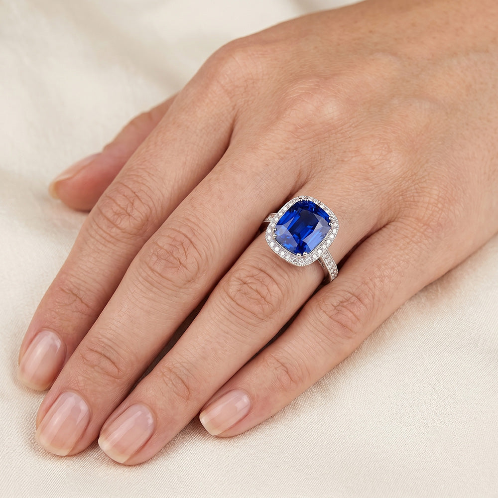 Anello con cuscino in zaffiro blu e diamanti a taglio rotondo da 4,55 carati WG 14K