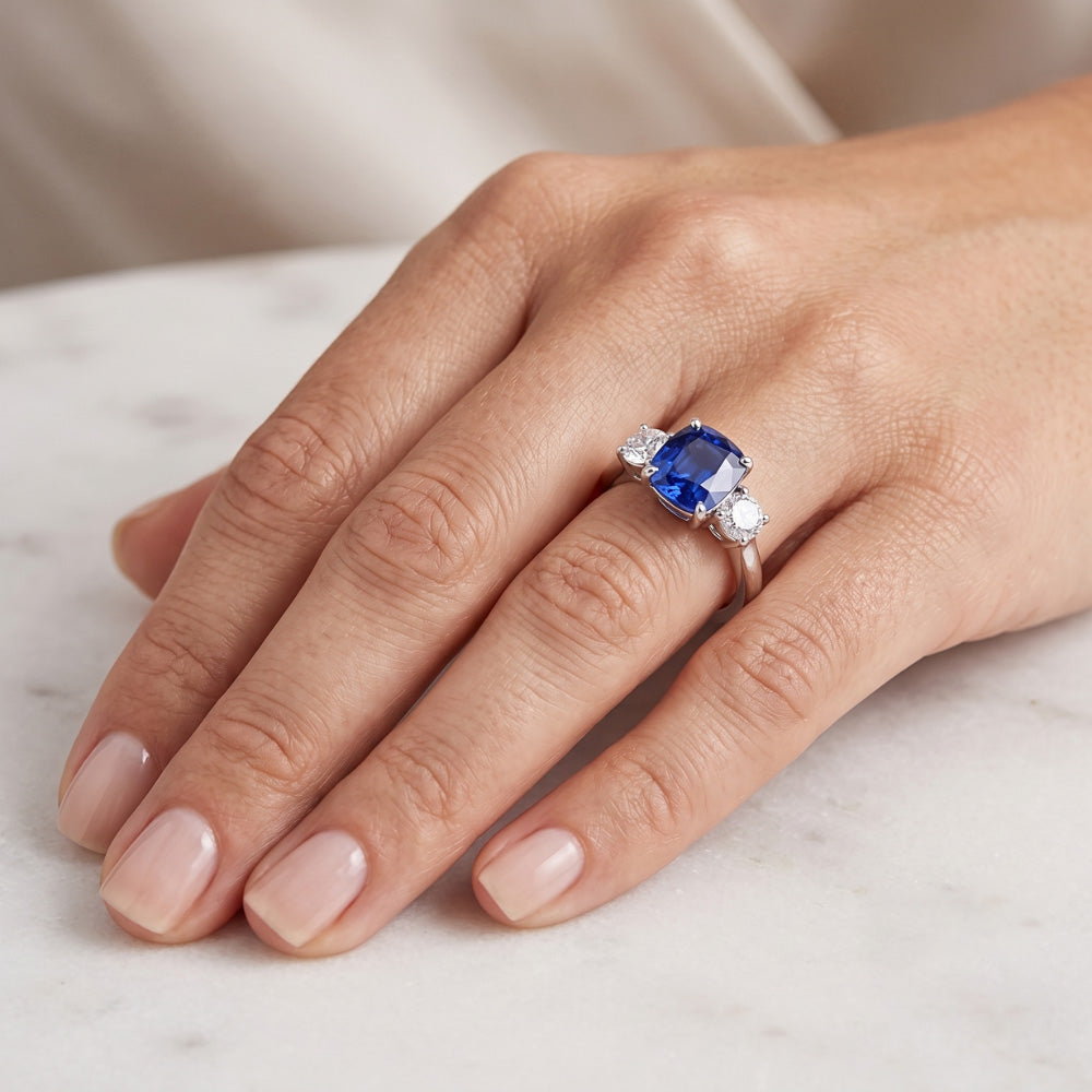 Anello con cuscino tondo 2 carati zaffiro dello Sri Lanka e tre pietre in oro bianco 14K