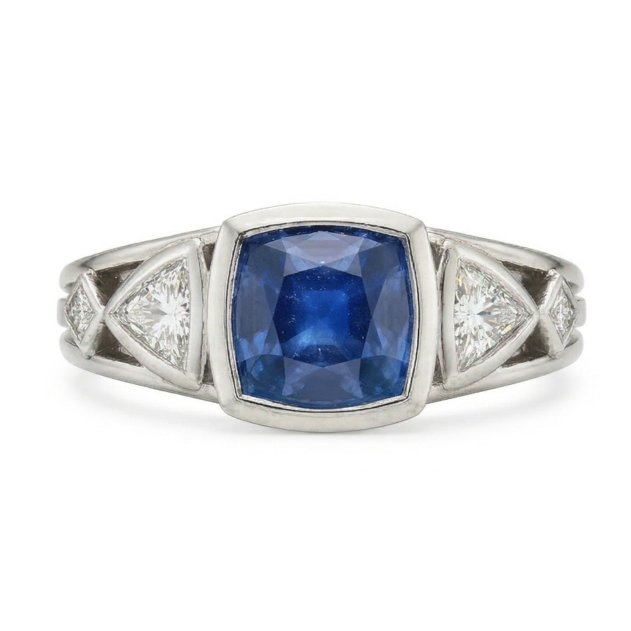 Anello con diamante 2.50 carati lunetta con zaffiro rotondo e trilioni. taglio principessa
