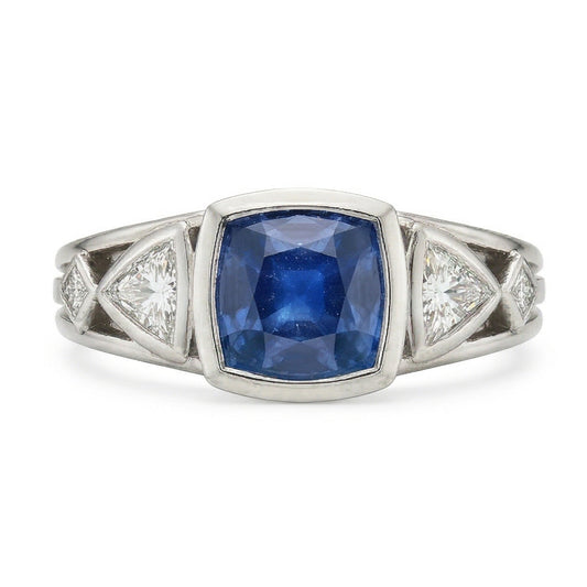 Anello con diamante 2.50 carati lunetta con zaffiro rotondo e trilioni. taglio principessa