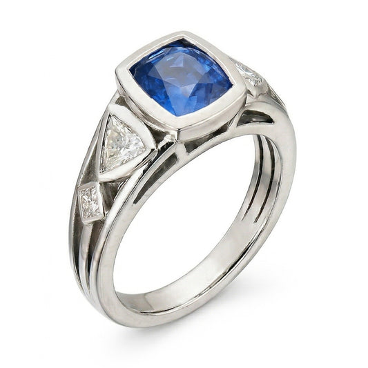 Anello con diamante 2.50 carati lunetta con zaffiro rotondo e trilioni. taglio principessa