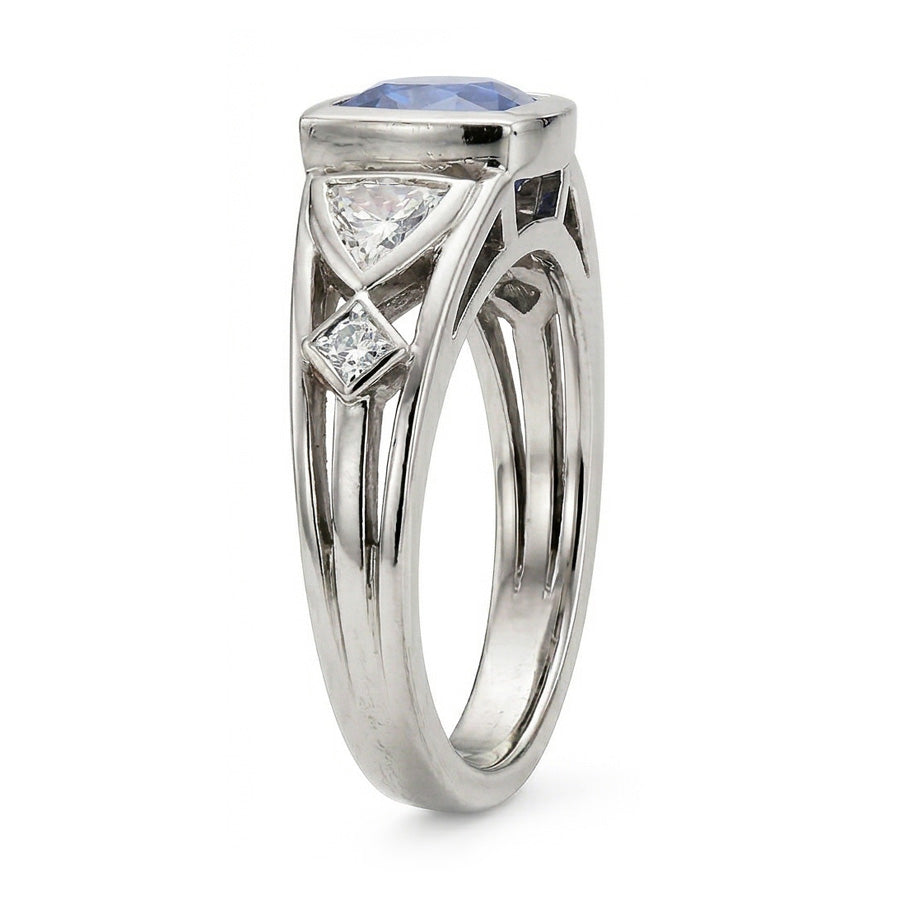 Anello con diamante 2.50 carati lunetta con zaffiro rotondo e trilioni. taglio principessa