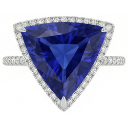 Anello con diamante Halo a forma di trilioni di zaffiro blu profondo 4 carati