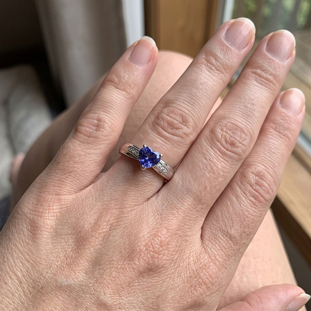 Anello con diamante a forma di cuore con zaffiro di Ceylon da 1,50 carati con oro bianco 14K