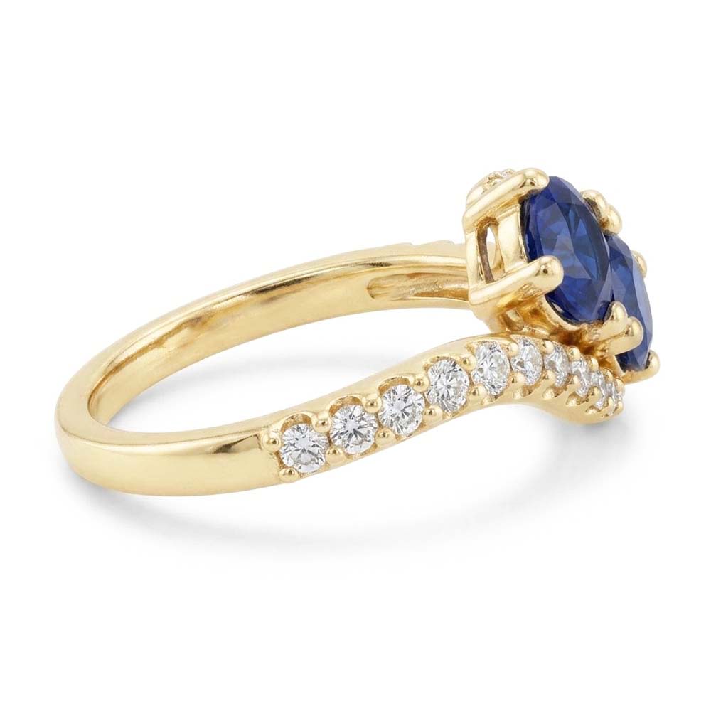 Anello con diamante tondo 2,50 carati e zaffiro blu con gambo intrecciato in oro 14K