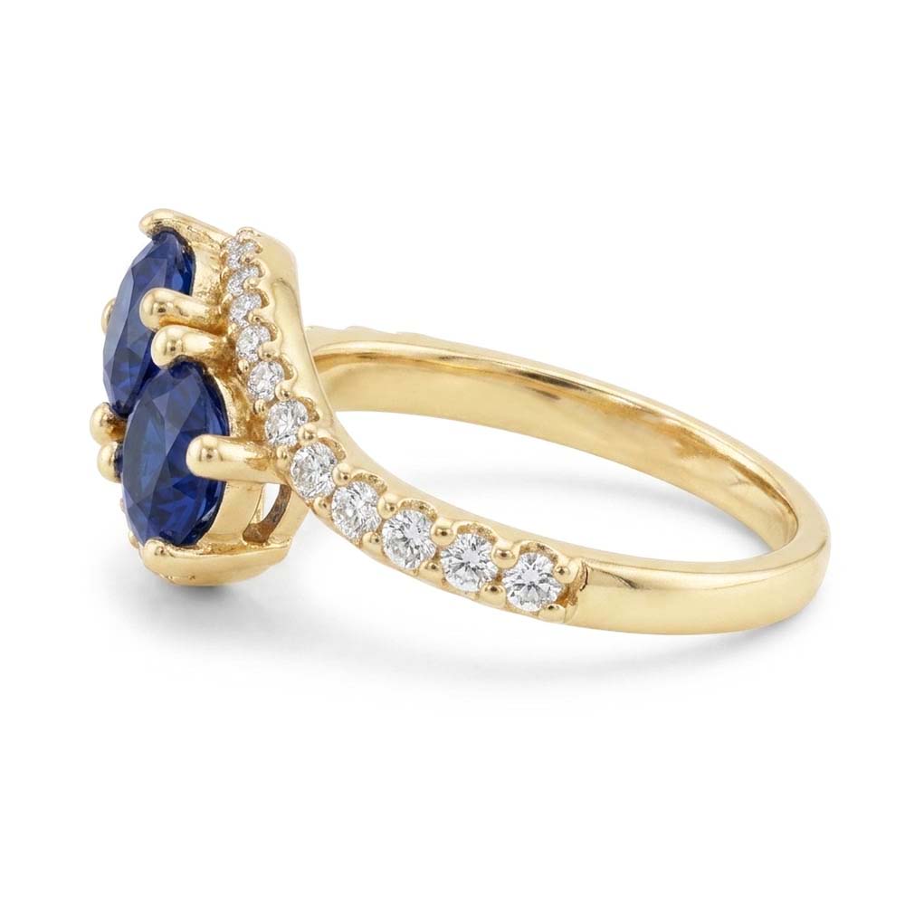 Anello con diamante tondo 2,50 carati e zaffiro blu con gambo intrecciato in oro 14K