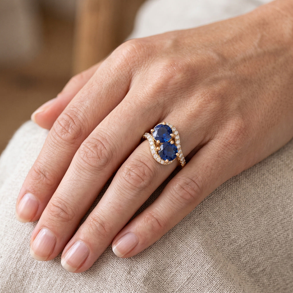Anello con diamante tondo 2,50 carati e zaffiro blu con gambo intrecciato in oro 14K