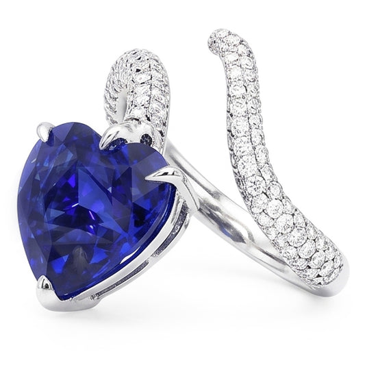 Anello con diamanti a forma di cuore con zaffiro blu. stile intrecciato. 5 carati