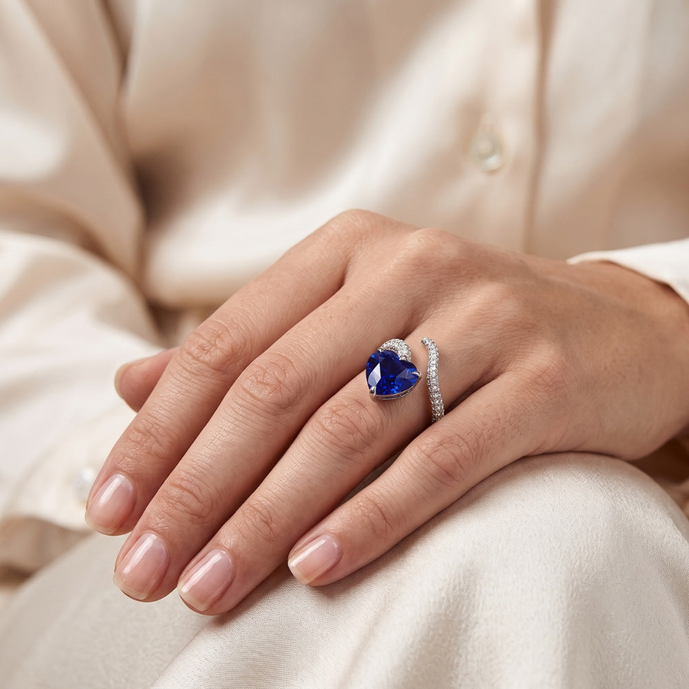 Anello con diamanti a forma di cuore con zaffiro blu. stile intrecciato. 5 carati