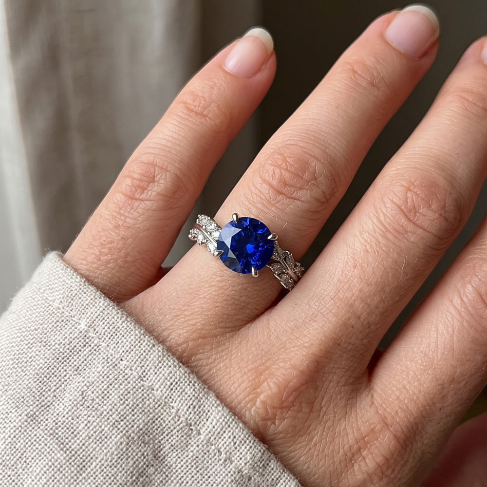 Anello con diamanti a marquise e zaffiro rotondo di Ceylon stile foglia 4.50 carati