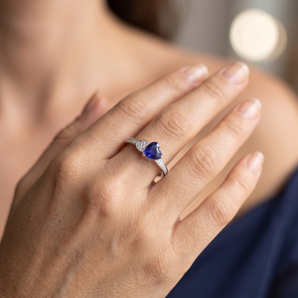 Anello con diamanti cuore zaffiro blu da 2,50 carati in oro bianco 14K