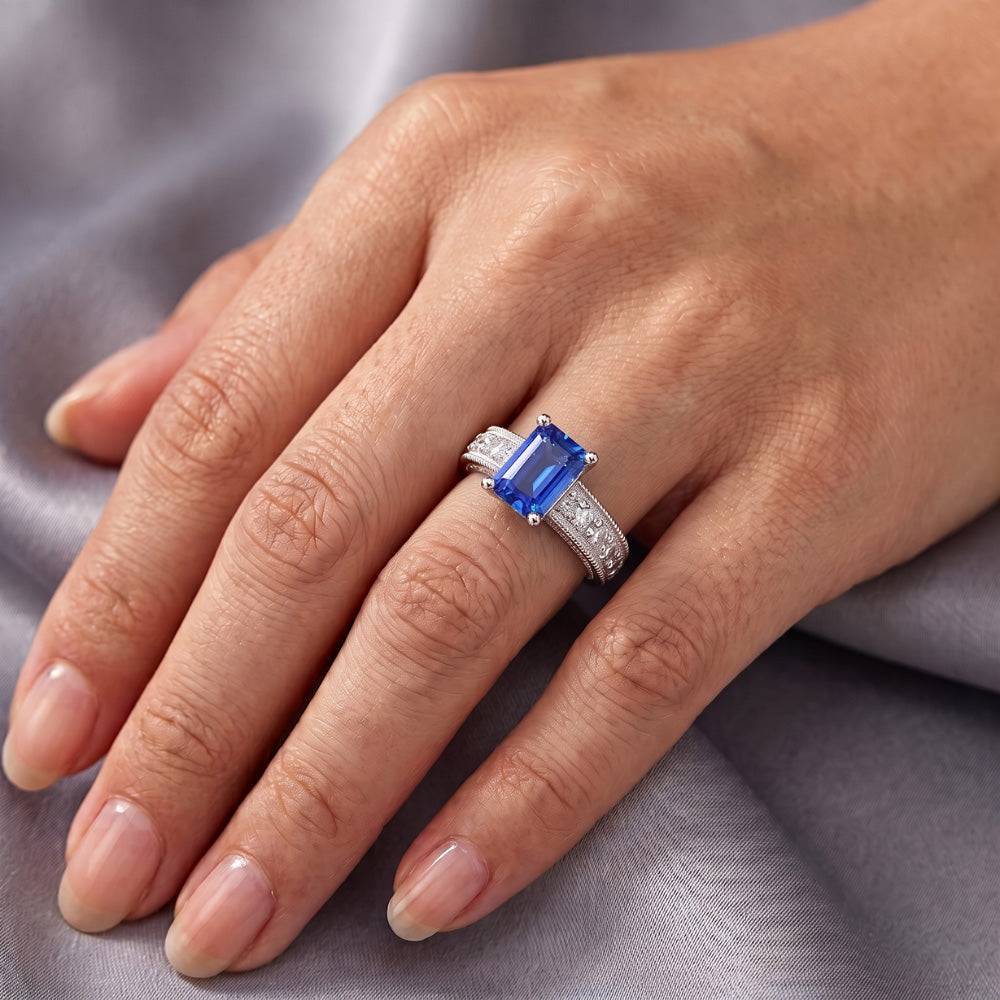 Anello con diamanti in stile antico con incastonatura di zaffiri blu 1.75 carati