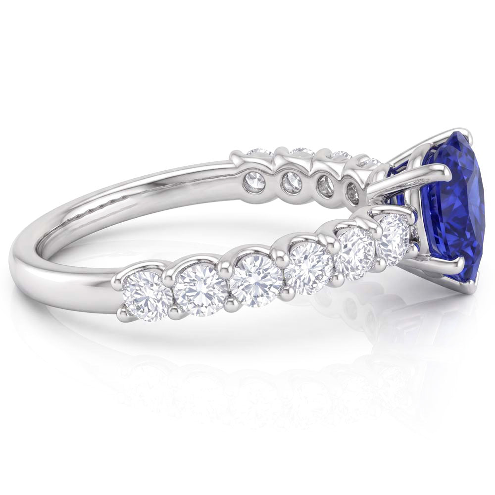 Anello con gemma a forma di cuore 3 carati Zaffiro blu e pavé di diamanti