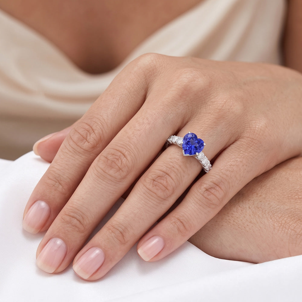 Anello con gemma a forma di cuore 3 carati Zaffiro blu e pavé di diamanti