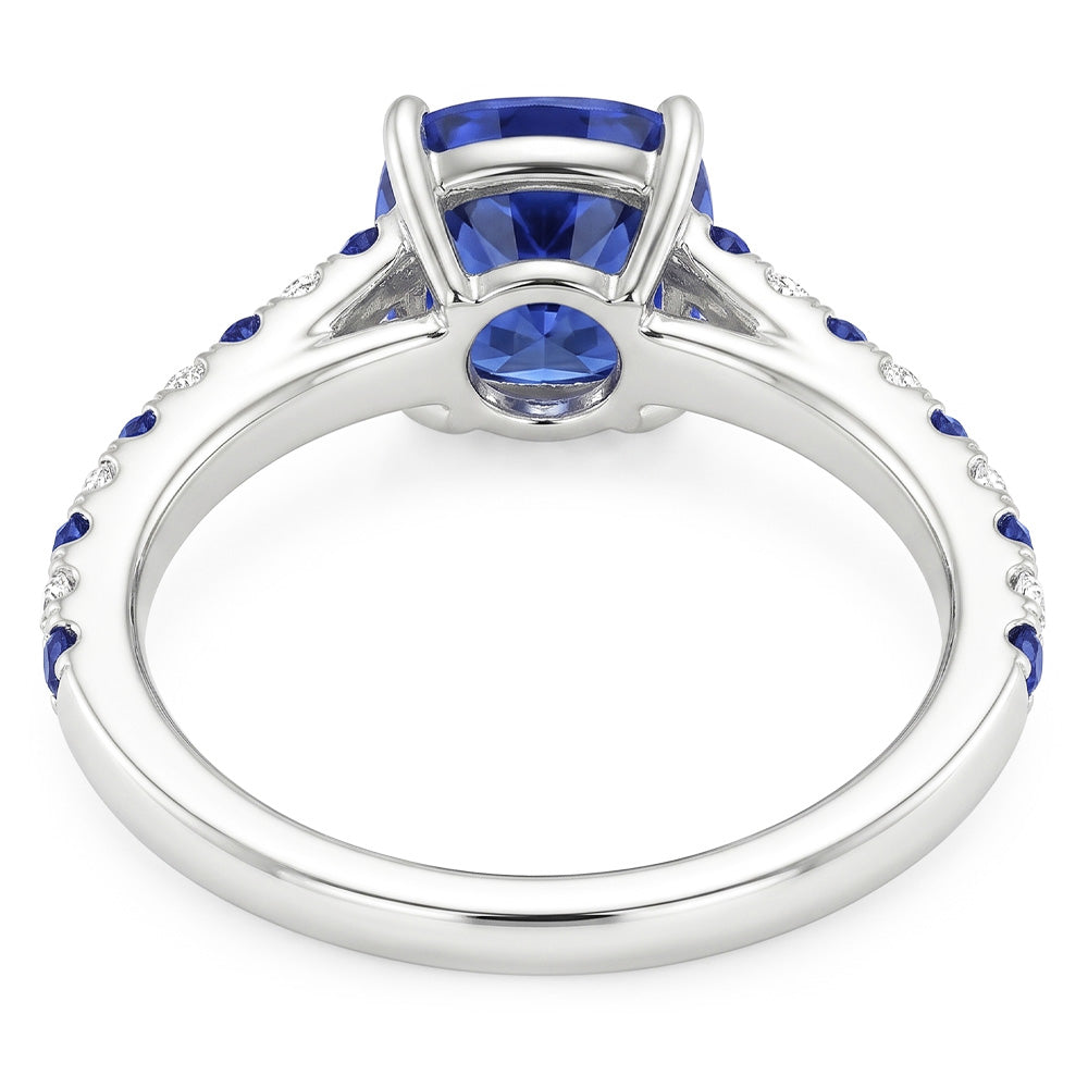 Anello con gemme a cuscino. zaffiro blu rotondo e diamanti 2.50 carati