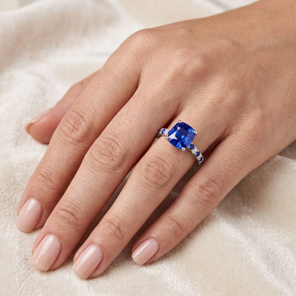 Anello con gemme a cuscino. zaffiro blu rotondo e diamanti 2.50 carati