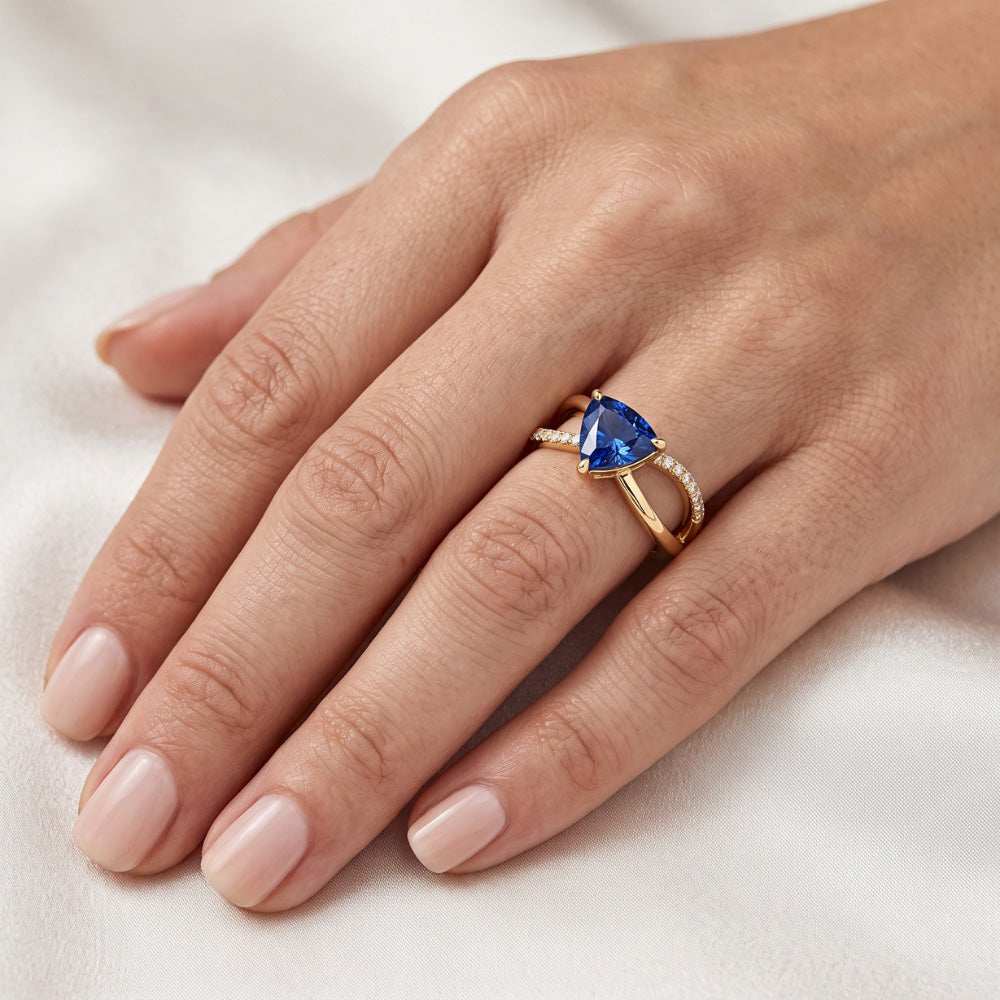 Anello con gemme di zaffiro di Ceylon Trilioni di diamanti a gambo diviso da 1.50 carati