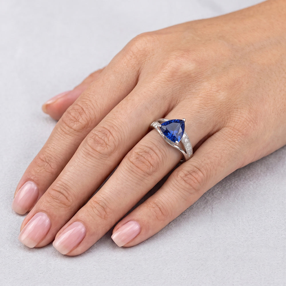 Anello con gemme di zaffiro e diamanti. gioielli da donna in oro con gambo diviso 2 carati