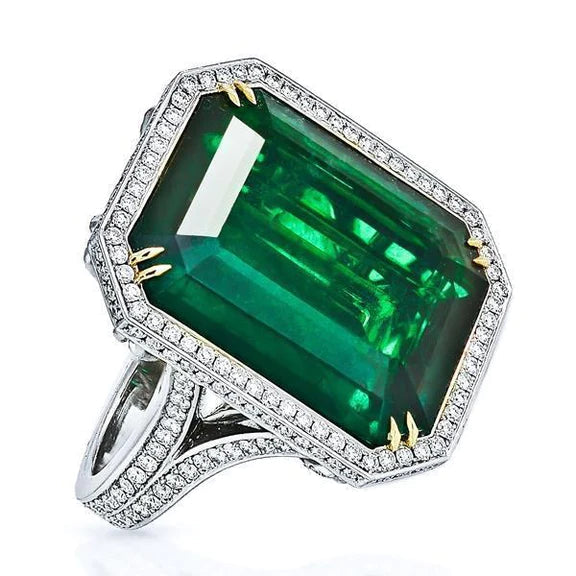 Anello con grande diamante con smeraldo verde taglio smeraldo. Oro massiccio bicolore da 24,75 ct